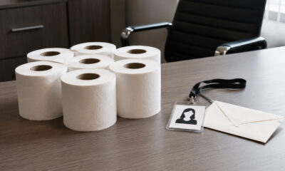 Seis rolos de papel higiénico custam um emprego de 30 anos e uma indemnização de quase R$ 360 mil