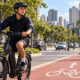 Adolescentes podem ter novas restrições para usar bicicletas elétricas e o que muda nas regras de circulação
