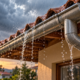 Morador troca o telhado da casa antes do período de chuva e descobre um cuidado simples que pode ajudar a evitar infiltrações, preservar as paredes e reduzir os danos causados pela água