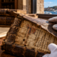 Pesquisadores encontram 17 manuscritos medievais escondidos em capas de documentos antigos guardados nos arquivos de GuernseyPesquisadores encontram fragmentos de manuscritos medievais raros reutilizados em documentos administrativos nos arquivos de Guernsey.