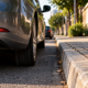Você pode estar estacionando errado sem perceber: a distância do carro para o meio-fio pode render multa e pontos na CNH mesmo durante uma parada rápida