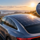 Carros elétricos podem ganhar uma tecnologia capaz de transformar o teto em fonte de energia e aproveitar o sol enquanto o veículo está em movimento