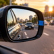 Motoristas acima dos 60 anos estão usando um truque simples com fita no retrovisor para enxergar um detalhe que pode evitar acidentes na mudança de faixa