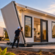 Casa de 35 m² viaja dobrada em um caminhão e, ao chegar ao terreno, se transforma em uma residência completa em poucas horas