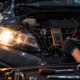 Se as luzes do carro ficam piscando enquanto você dirige, não ignore: bateria, alternador e até um simples cabo podem estar por trás