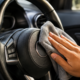 Como limpar o volante do carro e remover marcas de uso sem deixar a superfície com aparência engordurada