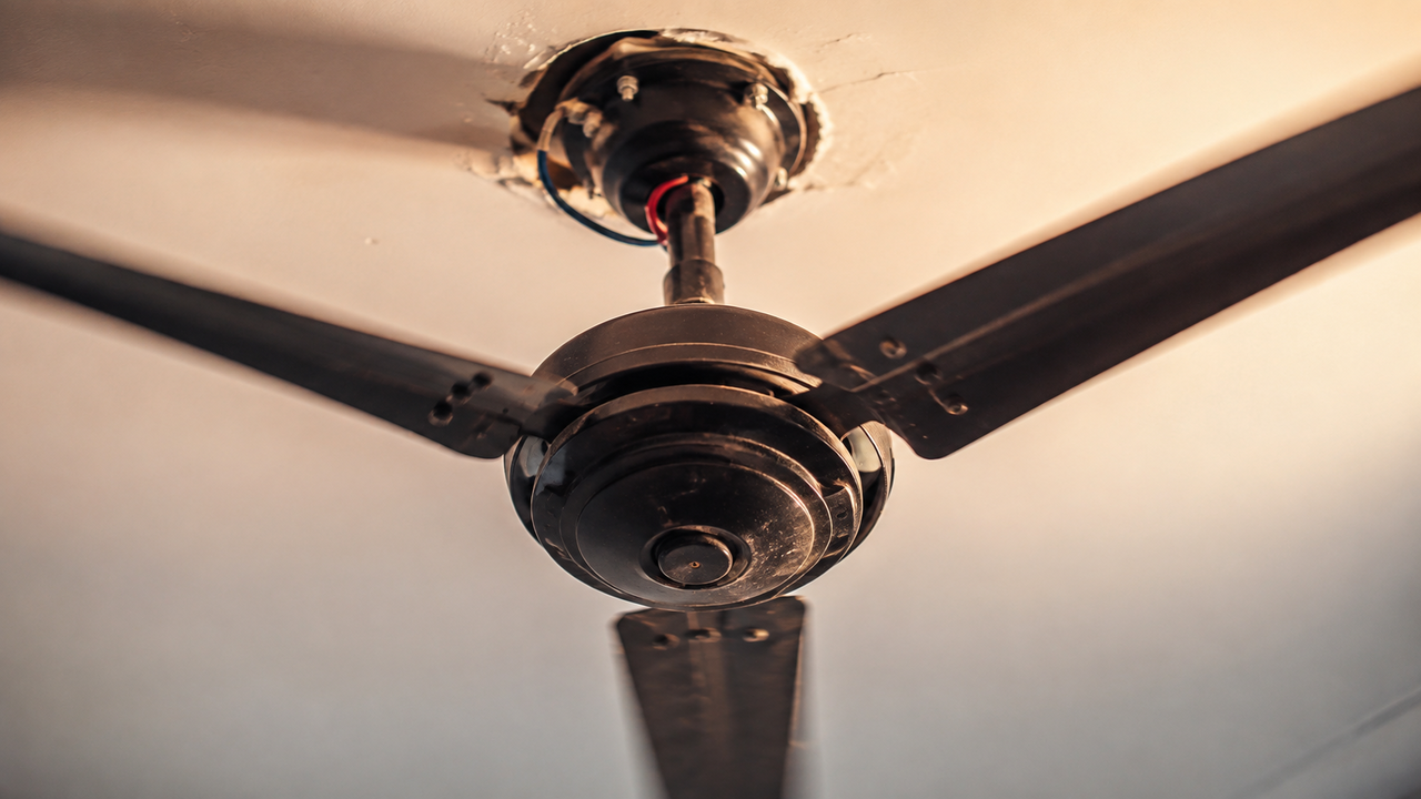 Por que o ventilador de teto começa a balançar durante o funcionamento: antes de chamar assistência, existe um ajuste simples que muita gente esquece de conferir