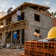 Pai e filha passam 3 anos construindo a própria casa e mostram como uma família pode levantar o lar com as próprias mãos