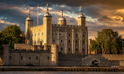 Torre de Londres começou a ser construída por volta de 1078, passou por ampliações durante séculos, sua Torre Branca possui cerca de 27 metros de altura e servia originalmente como fortificação