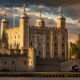 Torre de Londres começou a ser construída por volta de 1078, passou por ampliações durante séculos, sua Torre Branca possui cerca de 27 metros de altura e servia originalmente como fortificação