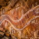 Serpente Arco-Íris gigante chama atenção em arte rupestre australiana: o que os arqueólogos descobriram em Awunbarna