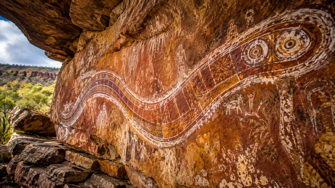 Serpente Arco-Íris gigante chama atenção em arte rupestre australiana: o que os arqueólogos descobriram em Awunbarna