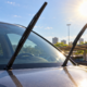 Antes de deixar o carro no sol forte, motoristas experientes levantam o limpador de para-brisa por um motivo simples que pode ajudar a preservar a borracha e evitar desgaste precoce