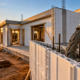 Casas feitas de plástico estão surpreendendo a construção civil ao reduzir drasticamente o tempo de obra, o desperdício de materiais e os custos