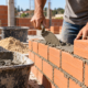 Antes de preparar a massa para levantar a parede, Pedreiro ensina a proporção de cimento, cal e areia que pode fazer diferença no rendimento e no custo da construção