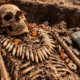 Arqueólogos encontram sepultamento de 2.900 a.C. com colar feito de 42 dentes de animais e um raro machado de pedra polida