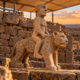 Arqueólogos encontram uma escultura pré-histórica de 11 mil anos com humano sobre leopardo e descobrem detalhes preservados por milênios