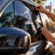 Motorista coloca proteção solar nos vidros para enfrentar o calor e, na fiscalização, descobre que cada janela precisa seguir uma regra diferente