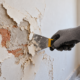 Especialistas em construção concordam: “Para recuperar uma parede descascando, não basta aplicar outra camada de tinta; primeiro é preciso remover o material solto, corrigir a superfície e preparar corretamente a base”