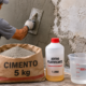 Pedreiros ensinam mistura com 5 kg de cimento, 1 litro de aditivo plastificante e 500 ml de água para preparar paredes com pequenas imperfeições