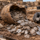 Arqueólogos encontram mais de 2.600 moedas de prata escondidas em um jarro e revelam um tesouro medieval enterrado há quase 600 anos