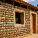 Casas feitas com garrafas PET e terra compactada ganham espaço na construção: técnica dispensa cimento nas paredes, reduz materiais convencionais e pode acelerar a obra com baixo custo e reaproveitamento de resíduos