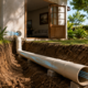 Tubo de PVC enterrado no quintal usa a temperatura do solo para refrescar a casa sem ar-condicionado: sistema a 90 cm de profundidade pode reduzir o ar em até 10°C ao longo de 12 metros