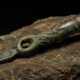 Peça romana de 1.600 anos com decoração de falo é encontrada durante obras na rodovia M5 junto a moedas antigas