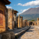 A cidade de Pompeia desenvolvida ao longo de séculos antes de ser soterrada em 79 d.C. e que ainda conserva ruas, casas, templos, mercados, pinturas e construções da sociedade romana