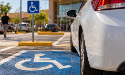 Uma atitude comum ao estacionar pode gerar multa de R$ 293 e 7 pontos na CNH por ocupar uma vaga reservada sem a credencial obrigatória