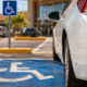 Uma atitude comum ao estacionar pode gerar multa de R$ 293 e 7 pontos na CNH por ocupar uma vaga reservada sem a credencial obrigatória
