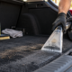 Detailer automotivo ensina como remover manchas do porta-malas usando pré-tratamento e extração localizada para recuperar o carpete sem espalhar a sujeira