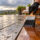 Especialista em madeira mostra como proteger decks externos contra chuva usando stain nas fibras para reduzir rachaduras e desgaste causado pelo clima