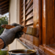 Carpinteiro profissional ensina como proteger janelas de madeira contra chuva usando selagem das extremidades para reduzir infiltrações e desgaste precoce