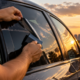 Motorista coloca película nos vidros do carro para reduzir o calor e descobre que a aplicação precisa seguir limites específicos