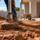 Mestre de obras mostra para que serve compactar o solo antes do contrapiso e quando essa etapa é recomendada para evitar afundamentos no piso