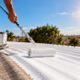 Telhado branco reflete parte da radiação solar e ajuda a manter a casa mais fresca durante o verão sem precisar aumentar o uso do ar-condicionado