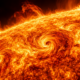 O telescópio Daniel K. Inouye registrou vórtices de plasma na fotosfera solar. Os dados revelam como a turbulência influencia a dinâmica e o campo magnético do Sol