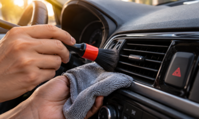 Detailer automotivo revela como remover sujeira das saídas de ar usando pincel de detalhamento e microfibra para deixar o acabamento limpo sem espalhar poeira