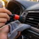 Detailer automotivo revela como remover sujeira das saídas de ar usando pincel de detalhamento e microfibra para deixar o acabamento limpo sem espalhar poeira