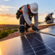 Família aproveita a reforma do telhado e instala painéis solares com estrutura adequada para gerar energia e reduzir a conta de luz