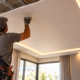 O forro de gesso tradicional está perdendo espaço: nova alternativa combina placas leves e iluminação embutida para renovar o teto com menos obra