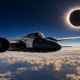 A NASA usa jatos que chegam a 740 km/h para acompanhar a sombra da Lua durante eclipses solares e conseguir mais tempo para observar o Sol e sua atmosfera