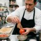Chef Michelin ensina a descascar tomates em segundos: o truque de água e corte que evita desperdício e queima na cozinha de casa
