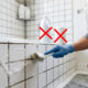 Sem água sanitária, nem cloro: a melhor forma de branquear o rejunte encardido do banheiro usando apenas vinagre de álcool e detergente neutro