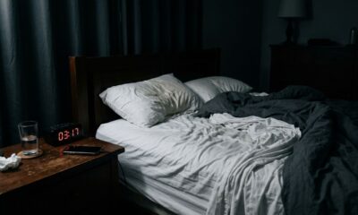 Acordar várias vezes durante a noite fica mais comum com a idade, mas nem sempre deve ser ignorado; especialistas explicam quando vale investigar