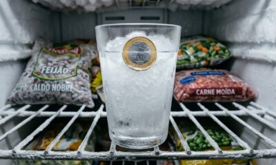 Deixar um copo de água congelada com uma moeda em cima no freezer antes de viajar: para que serve e por que é recomendado na temporada de temporais
