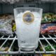 Deixar um copo de água congelada com uma moeda em cima no freezer antes de viajar: para que serve e por que é recomendado na temporada de temporais