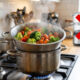 Sem panela vaporizadora, nem gastos extras: a melhor forma de cozinhar legumes no vapor usando um escorredor de macarrão de inox sobre a panela