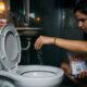 Colocar sal no vaso sanitário antes de dormir: para que serve e por que recomendam fazer isso toda semana